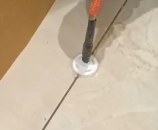 平塘瓷砖空鼓维修公司专业解答瓷砖在铺贴过程中，如果没有涂抹均匀到位的粘结材料（如水泥砂浆或瓷砖胶），可能会导致以下问题